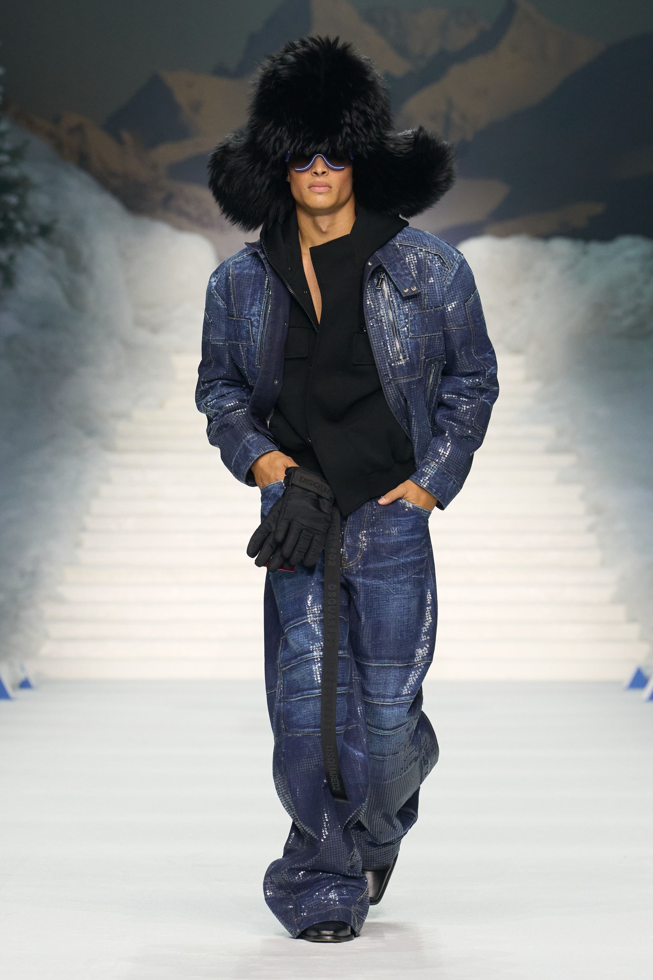 Dsquared2 2026秋冬以夸张的滑雪场景为背景，将加拿大户外精神、Y2K 性感与舞台化时装推至极致。羽绒、毛皮、紧身牛仔与夸张比例不断叠加，身体成为视觉焦点，性感、力量与炫耀被无限放大。这不是现实主义的衣橱，而是一场关于冒险、欲望与表演的时尚狂欢，张扬而直接，忠于品牌一贯的高能量叙事-顽石频道趋势研究